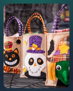 Detalle de bolsas de regalo de Halloween en arpillera con apliques de gato, calavera y bruja
