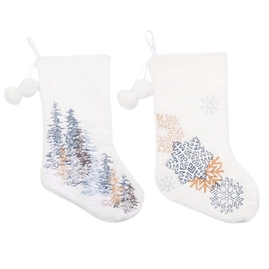 Lot de deux chaussettes de Noël en peluche blanche avec flocons et sapins brodés