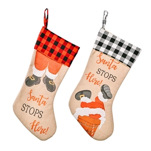 Set di due calze natalizie a quadretti con disegni di Babbo Natale e scritte decorative