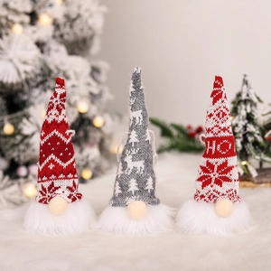 Trois gnomes de Noël lumineux avec chapeaux tricotés et barbes en fausse fourrure blanche