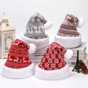Détail de bonnets de Noël tricotés avec motifs de renne et flocons et bordure pelucheuse