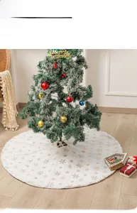 Dettaglio del tappeto per albero di Natale in peluche bianca con ricami a fiocco d'oro