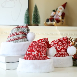 Vue détaillée des bonnets de Noël tricotés avec motifs flocons et rennes classiques