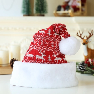 Détail du bonnet de Noël en tricot rouge avec motifs blancs de rennes et de flocons