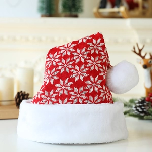 Détail du bonnet de Noël tricoté avec motifs flocons de neige et bordure en peluche douce