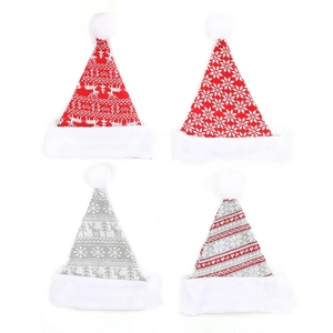 Bonnets de Noël tricotés avec motifs flocons et rennes en rouge et gris élégant