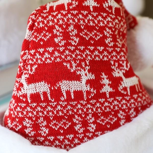 Détail du bonnet de Noël en tricot Fair Isle avec motifs rouges de renne et flocons