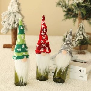 Lot de trois couvre-bouteilles de Noël gnomes rouge, vert et gris avec motifs de flocons