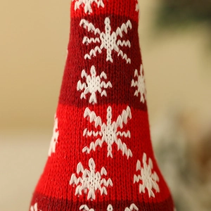 Gros plan sur la texture tricotée rayée rouge et blanche avec motifs de flocons de neige