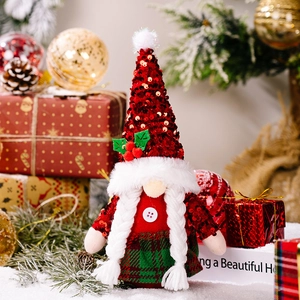 Gnomo di Natale con cappello di paillettes rosse e gonna scozzese in scena festiva
