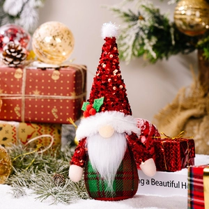 Gnomo di Natale con cappello di paillettes rosse e corpo a quadri in scena festiva