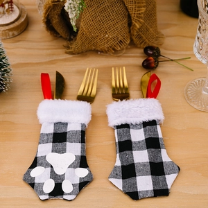 Chaussettes de Noël motif patte de chat et porte-couverts à carreaux noirs et blancs