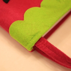 Halloween-cadeautas van vilt in rood met groene geschulpte rand en stevige handvaten