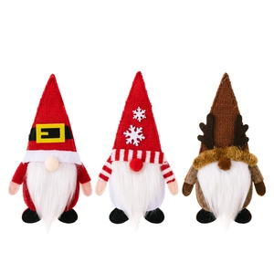 Tres porta cubiertos de gnomos navideños rojos y marrones con bordado de copos