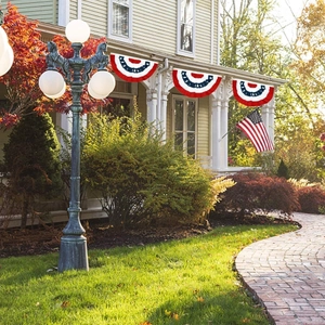 Décoration de porche extérieur avec des drapeaux américains en éventail festonné