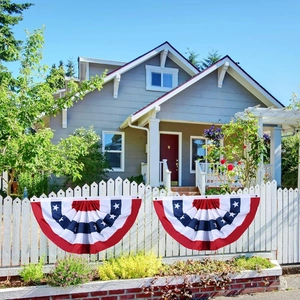Détail de drapeaux américains plissés avec rayures rouges, blanches et bleues sur clôture