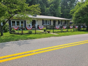 Décoration extérieure de plusieurs drapeaux plissés américains sur une clôture