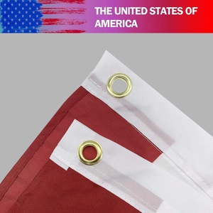 Détail de couture renforcée et d'oeillets en métal doré sur le drapeau américain