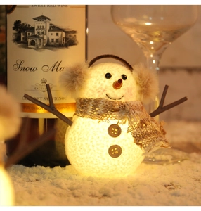 Dettaglio del pupazzo di neve luminoso con sciarpa di maglia e luce LED decorativa