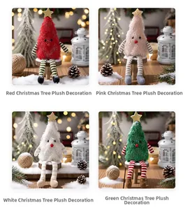 Détail de poupées sapin de Noël en peluche avec jambes rayées et étoile dorée au sommet