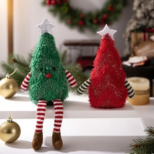 Détail de poupées sapin de Noël en peluche avec de longues jambes rayées et décor festif