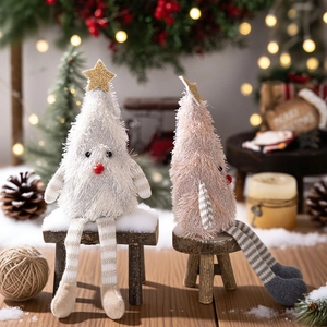 Détail de figurines sapin de Noël en peluche avec longues jambes et étoiles dorées