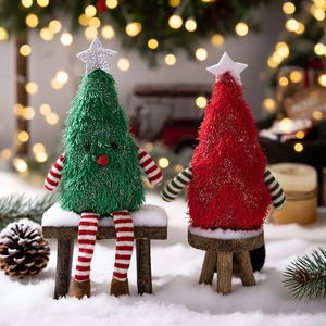 Détails de poupées sapin de Noël en peluche avec jambes rayées sur bancs en bois