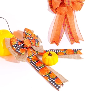 Fiocchi decorativi autunnali con zucca e quadri per il Ringraziamento e decorazioni