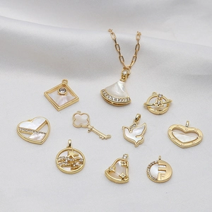 Ciondoli a cuore e chiave placcati oro con madreperla e zircone per creare gioielli