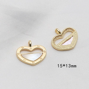 Dettaglio dei ciondoli a cuore oro 15x13mm con madreperla e design a vite