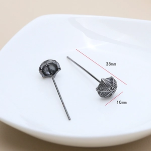 Detaillierte Makroansicht des Regenschirm-Pin-Zubehörs im Retro-Stil mit 38 mm Länge