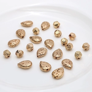 Perles dorées facettées texture lave et breloques gouttes pour bijoux artisanaux