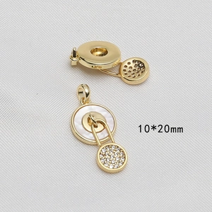 Dettaglio macro del ciondolo a cuore 10x20mm placcato oro con madreperla e zirconi incastonati