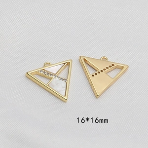 Dettaglio ciondolo triangolare placcato oro 16x16mm con inserto in conchiglia e zirconi