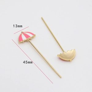 Dettaglio di ciondoli a ombrello placcati oro con smalto rosa, 13mm x 45mm