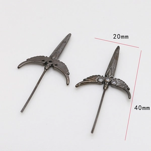 Ciondolo a spada alata in metallo canna di fucile con strass bianchi, 40mm per 20mm
