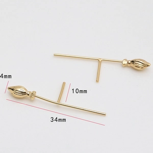 Dettaglio accessorio scopa della strega placcato oro con misure di 34mm per gioielli