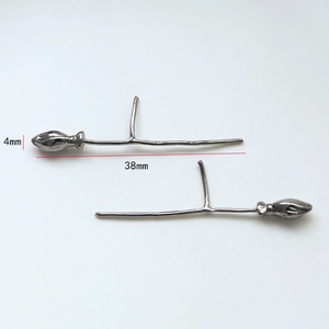 Dettaglio di ciondoli a forma di scopa in metallo argento da 38mm per gioielli DIY