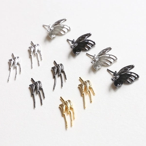 Vue macro détaillée des accessoires de boucles d'oreilles ailes de papillon tricolores