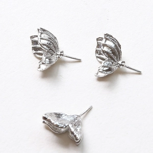 Vue détaillée de breloques ailes de papillon argentées pour bijoux DIY et artisanat baroque