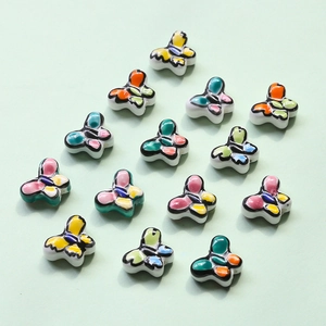 Perle a farfalla in ceramica dipinte a mano per gioielli fai-da-te in vari colori