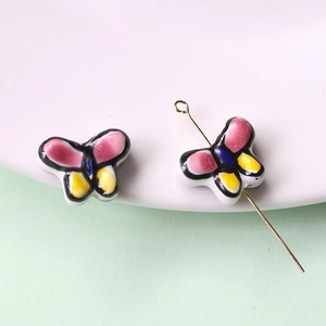 Vista macro di perline a farfalla in ceramica dipinte a mano per accessori fai-da-te