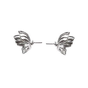Boucles d'oreilles ailes de papillon argentées avec texture métallique sur fond blanc