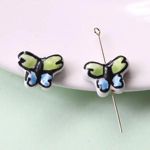 Macro di perline a farfalla in ceramica dipinte a mano con smalto verde e blu per gioielli