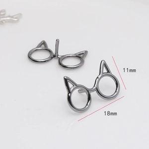 Detail of 18x11mm gun black cat-ear glasses charm with precise dimensions