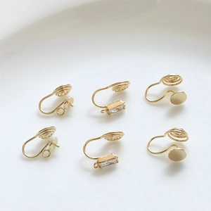 Convertitori per orecchini a clip placcati in oro 18k in vari stili su vassoio in ceramica