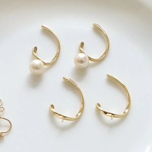 Dettaglio di ganci per orecchini in rame placcato oro 18k e perle per gioielli fai da te