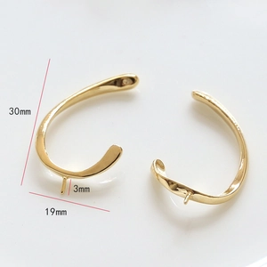 Dettaglio clip orecchini a onde placcata oro 18k con dimensioni indicate 30x19mm