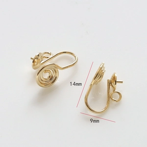 Vista macro di clip per gioielli placcate oro 18k con misure di 14 mm e 9 mm