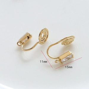 Dettaglio macro del convertitore per orecchini a spirale placcato oro 18k da 11mm e 15mm